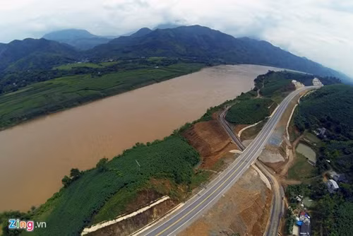 Phong cảnh kỳ vĩ trên tuyến cao tốc dài nhất Việt Nam ảnh 12