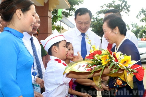 Phó Chủ tịch nước Nguyễn Thị Doan dự khai giảng năm học mới 2014-2015 tại Đức Thọ - một trong những vùng quê giàu truyền thống khoa bảng của tỉnh và cả nước. Phó Chủ tịch nước Nguyễn Thị Doan dự khai giảng năm học mới 2014-2015 tại Đức Thọ - một trong những vùng quê giàu truyền thống khoa bảng của tỉnh và cả nước.