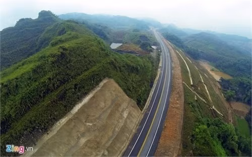 Phong cảnh kỳ vĩ trên tuyến cao tốc dài nhất Việt Nam ảnh 4