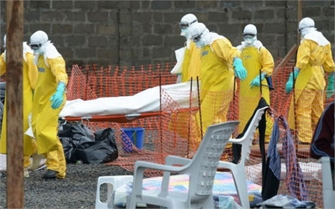 Nhân viên y tế trong trang phục bảo hộ chuyển xác một nạn nhân Ebola tại bệnh viện Elwa ở Monrovia, Liberia ngày 7/9 (Ảnh: AFP) Nhân viên y tế trong trang phục bảo hộ chuyển xác một nạn nhân Ebola tại bệnh viện Elwa ở Monrovia, Liberia ngày 7/9 (Ảnh: AFP)