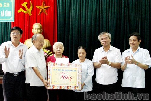 Phó Bí thư Thường trực Tỉnh ủy Trần Nam Hồng, Phó trưởng Đoàn ĐBQH Trần Tiến Dũng tặng quà cho đối tượng chính sách tại Trung tâm Bảo trợ xã hội Hà Tĩnh. Phó Bí thư Thường trực Tỉnh ủy Trần Nam Hồng, Phó trưởng Đoàn ĐBQH Trần Tiến Dũng tặng quà cho đối tượng chính sách tại Trung tâm Bảo trợ xã hội Hà Tĩnh.