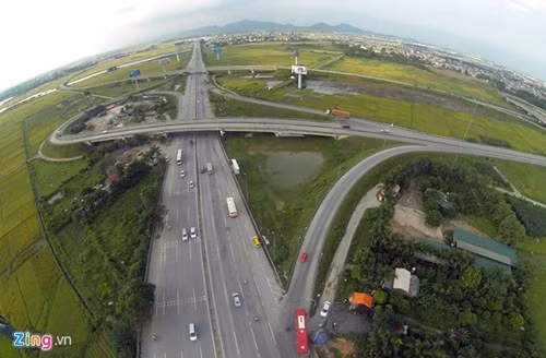 Đường cao tốc Hà Nội - Lào Cai tính từ điểm đầu là nút giao với đường Thăng Long - Nội Bài thuộc địa phận Hà Nội. Tài xế có thể lựa chọn lối vào bằng cách bắt đầu tại nút giao vòng xuyến ngay tại đường Bắc Thăng Long - Nội Bài qua trạm thu phí rẽ phải lên nút giao, sau đó rẽ trái qua cầu vượt Thụy Hương 2 và nhập vào đường cao tốc, tiếp tục đi thẳng cầu vượt qua đường Bắc Thăng Long - Nội Bài (cầu vượt Phú Cường) và đi tiếp đến hầm chui. Cách thứ hai là đi đến nút giao quốc lộ 2 và đường Bắc Thăng Long – Nội Bài rẽ trái vào quốc lộ 2, đi thẳng khoảng 0,5 km, rẽ phải vào đường cao tốc tại nhánh phải của nút giao giữa đường cao tốc với quốc lộ 2. Kể từ hôm nay, 21/9, ngày thông xe toàn tuyến, ôtô khi lưu thông qua tuyến đường này sẽ rút ngắn thời gian đi lại từ 7 giờ trước đây xuống còn khoảng 3,5 giờ.