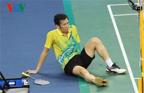 Tiến Minh thất vọng vì những pha lên lưới quyết định đã không may mắn. (Ảnh: Trọng Phú)