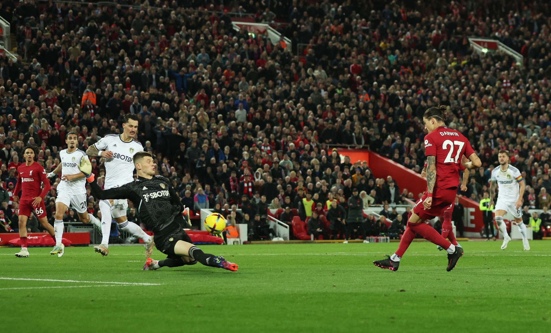 Liverpool thua đội xếp hạng 19 tại Anfield