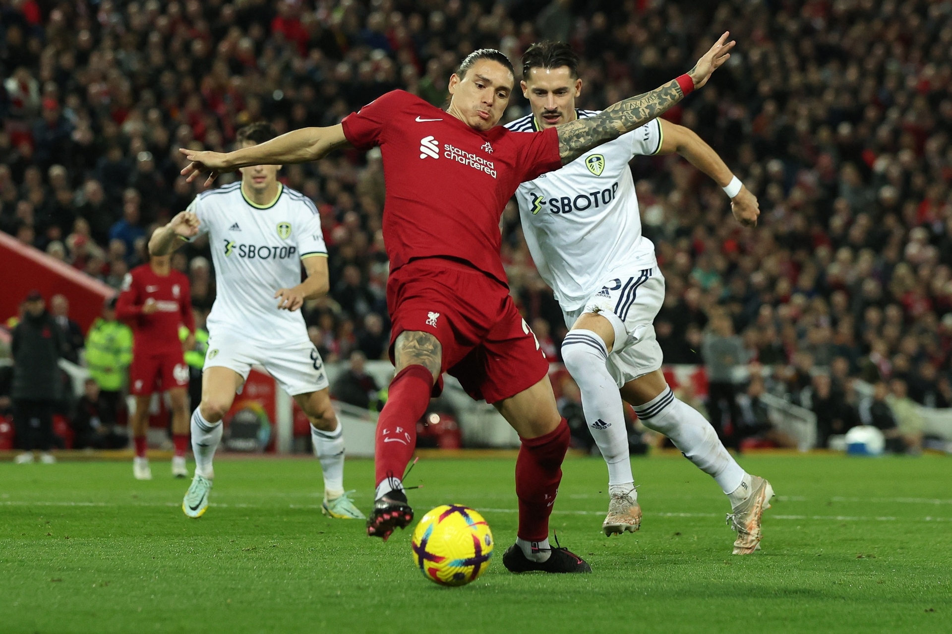 Liverpool thua đội xếp hạng 19 tại Anfield