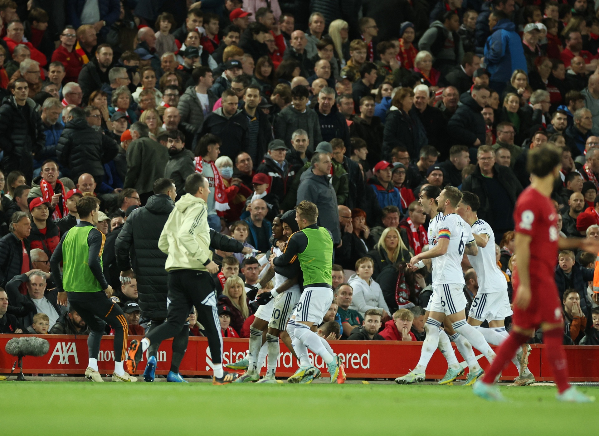 Liverpool thua đội xếp hạng 19 tại Anfield