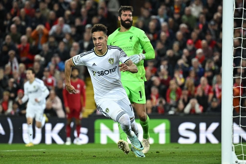 Liverpool thua đội xếp hạng 19 tại Anfield