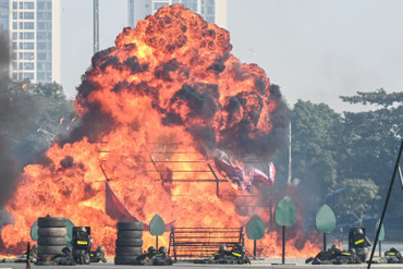 Cảnh sát phô diễn sức mạnh nghiệp vụ trong lễ xuất quân bảo vệ Đại hội Đảng