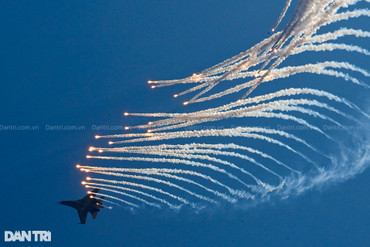 Rực rỡ và kiêu hùng màn biểu diễn bắn đạn nhiễu của SU-30MK2
