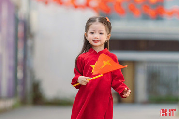 "Em bé yêu nước" lan tỏa khắp mạng xã hội trước thềm đại lễ 30/4