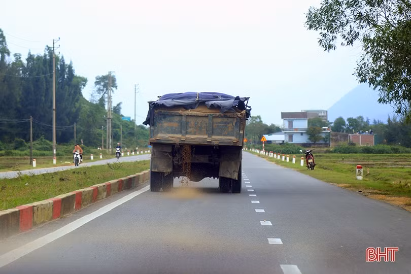 Hà Tĩnh tăng cường kiểm soát phương tiện vận chuyển vật liệu xây dựng 