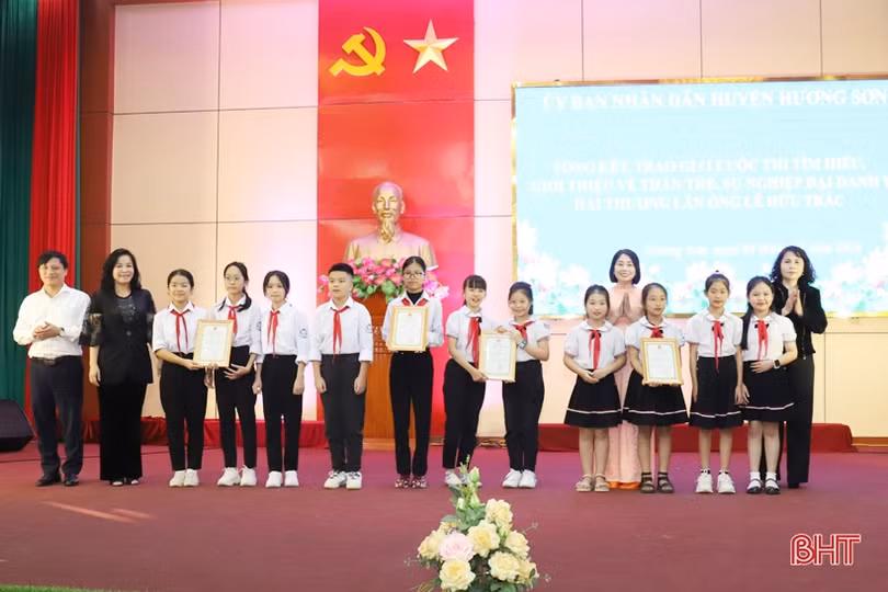 Trao giải Cuộc thi “Tìm hiểu thân thế sự nghiêp Đại danh y Hải Thượng Lãn Ông Lê Hữu Trác”