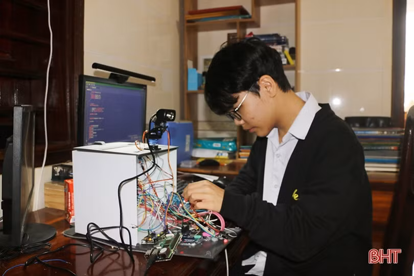 Đôi bạn vùng cao Hà Tĩnh sáng chế thiết bị giám sát hỗ trợ học tập