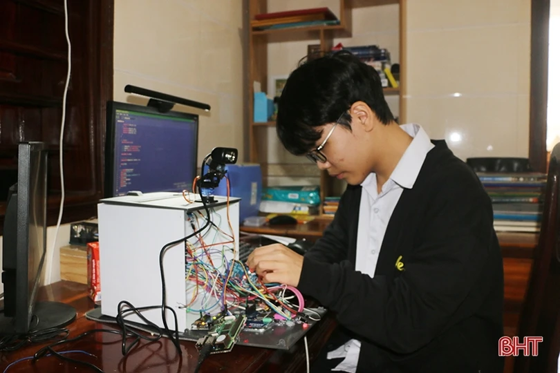 Đôi bạn vùng cao Hà Tĩnh sáng chế thiết bị giám sát hỗ trợ học tập