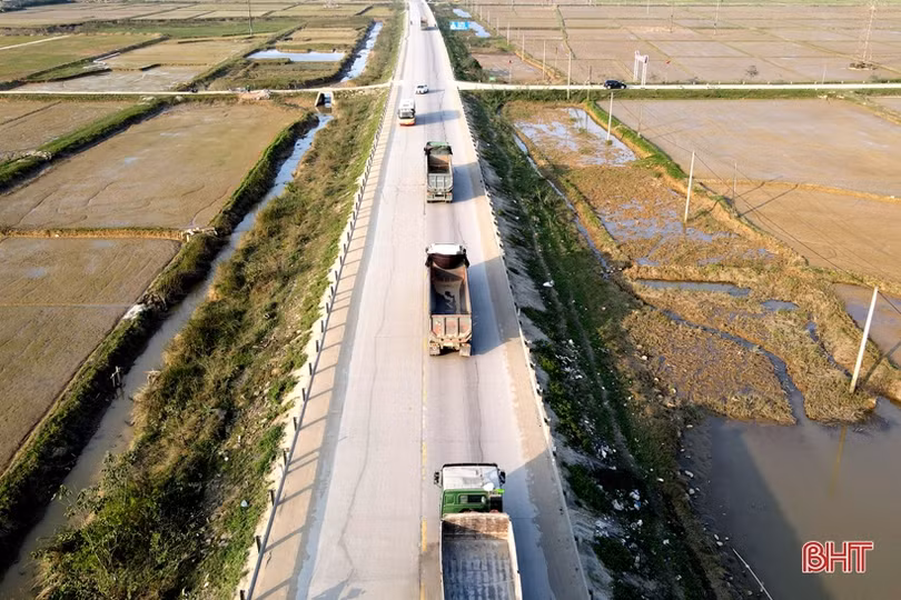 Cát xây dựng phủ đầy Quốc lộ 1 ở Hà Tĩnh