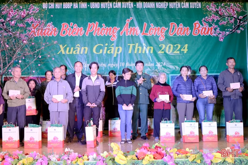 Bí thư Tỉnh ủy tham dự chương trình Xuân biên phòng ấm lòng dân bản 