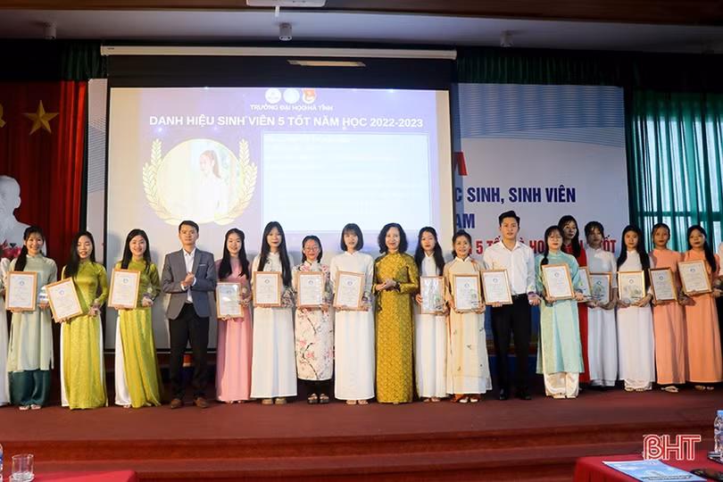 Đại học Hà Tĩnh tuyên dương 88 gương mặt “Sao tháng Giêng”, “Sinh viên 5 tốt” và “Học sinh 3 tốt”