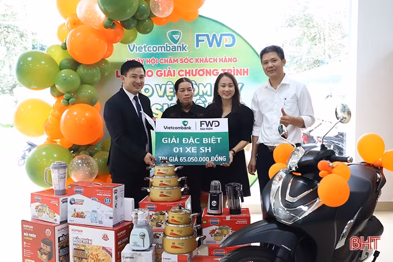 Vietcombank Hà Tĩnh trao thưởng xe máy SH cho khách hàng tham gia bảo hiểm