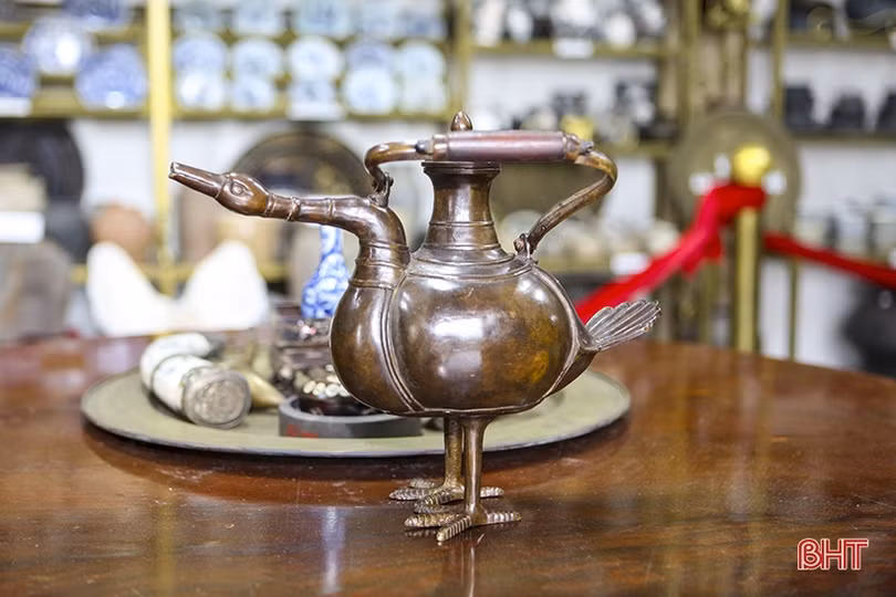 Độc đáo chiếc ấm cổ vừa được bảo tàng tư nhân ở Hà Tĩnh sưu tầm