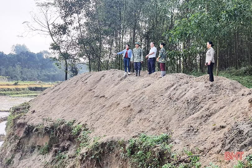 Đất ruộng bị vùi lấp, người dân huyện Kỳ Anh gặp khó trong sản xuất