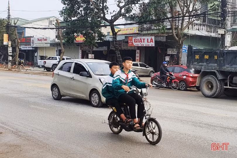 Nhiều học sinh Hà Tĩnh thản nhiên đầu trần, “kẹp ba tham gia giao thông