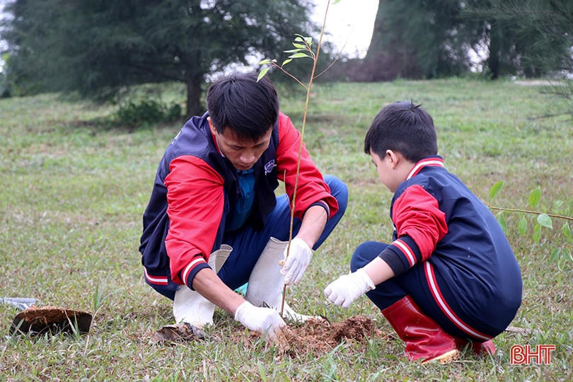 Học sinh iSchool Hà Tĩnh tham gia chiến dịch trồng cây xanh bảo vệ môi trường