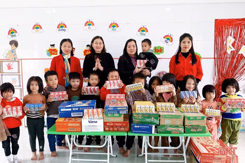 Tặng nhiều phần quà tết cho người có hoàn cảnh khó khăn