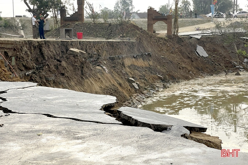 Bờ sông phía ngoài cống Trung Lương tiếp tục sạt lở nghiêm trọng