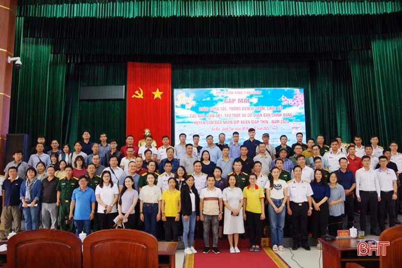 Gặp mặt đoàn công tác đi thăm, chúc tết Nhà giàn DK1 xuân Giáp Thìn