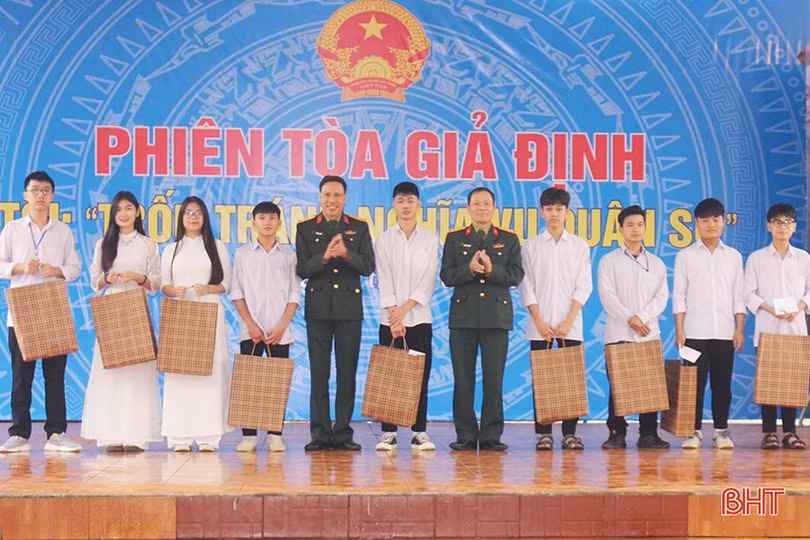 Hơn 1.000 thanh niên tham gia phiên tòa giả định về trốn nghĩa vụ quân sự