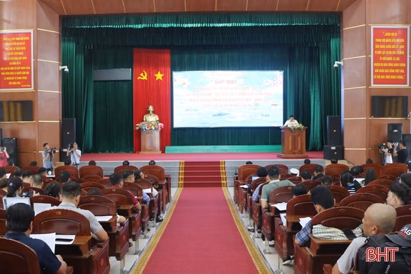 Gặp mặt đoàn công tác đi thăm, chúc tết Nhà giàn DK1 xuân Giáp Thìn