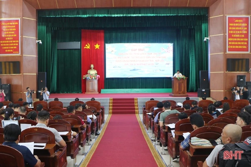 Gặp mặt đoàn công tác đi thăm, chúc tết Nhà giàn DK1 xuân Giáp Thìn