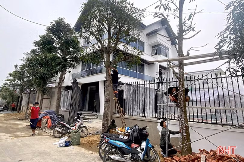 Thợ lắp đèn trang trí “đắt khách” dịp cận tết