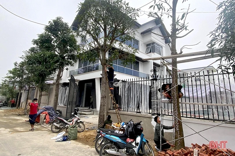 Thợ lắp đèn trang trí “đắt khách” dịp cận tết