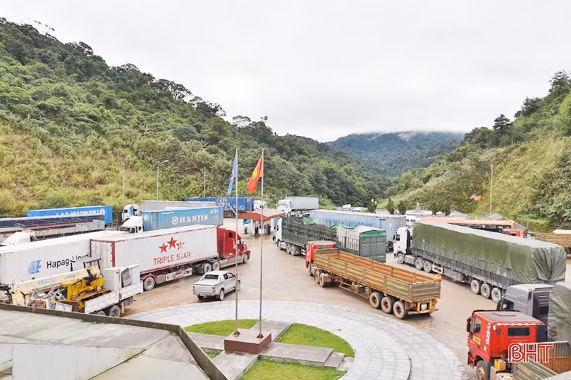 Đối ngoại biên phòng góp phần thắt chặt tình đoàn kết với nước bạn Lào