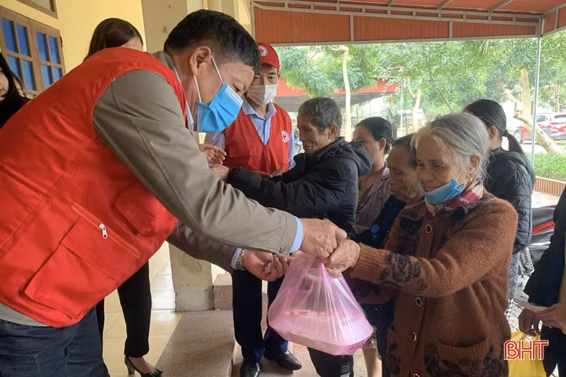 Tặng nhiều phần quà tết cho người có hoàn cảnh khó khăn