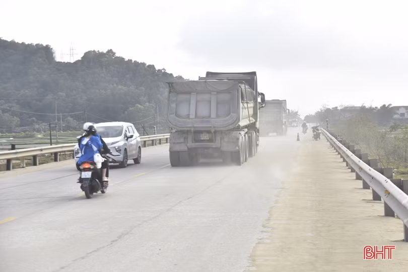 Cát xây dựng phủ đầy Quốc lộ 1 ở Hà Tĩnh