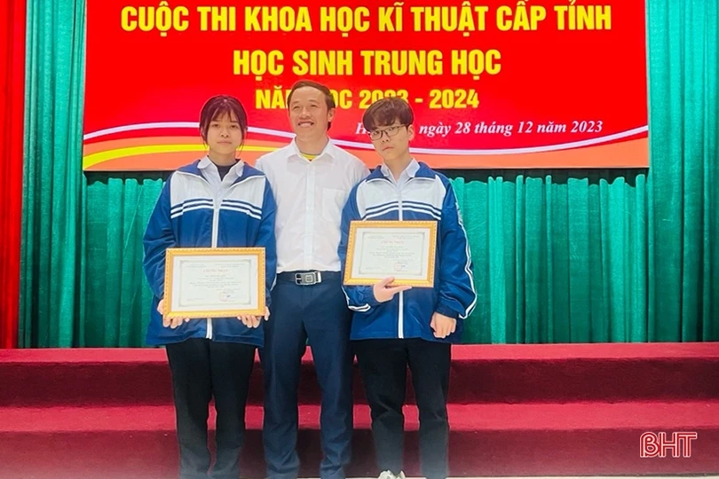 Đôi bạn vùng cao Hà Tĩnh sáng chế thiết bị giám sát hỗ trợ học tập