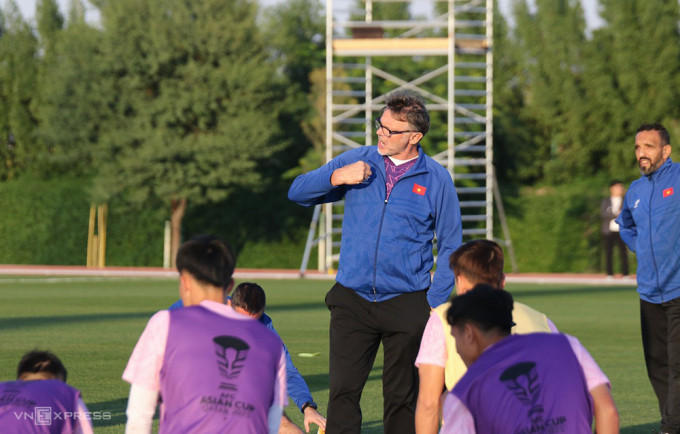 HLV Troussier loại 4 tuyển thủ trước Asian Cup 2023