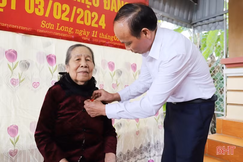 Trao Huy hiệu 70 năm tuổi Đảng cho 2 đảng viên ở Hương Sơn