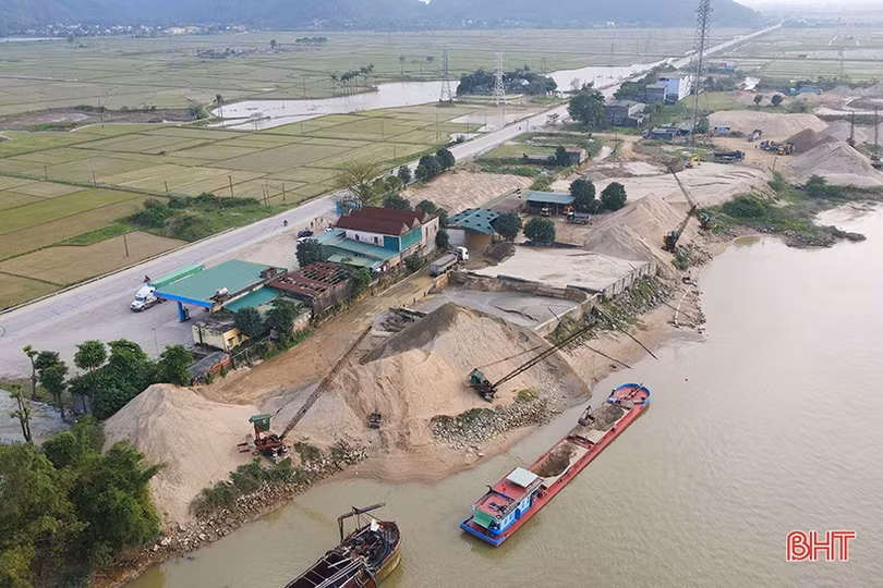 Không để tái diễn tình trạng cát rơi vãi nhiều trên QL 1 qua Hà Tĩnh