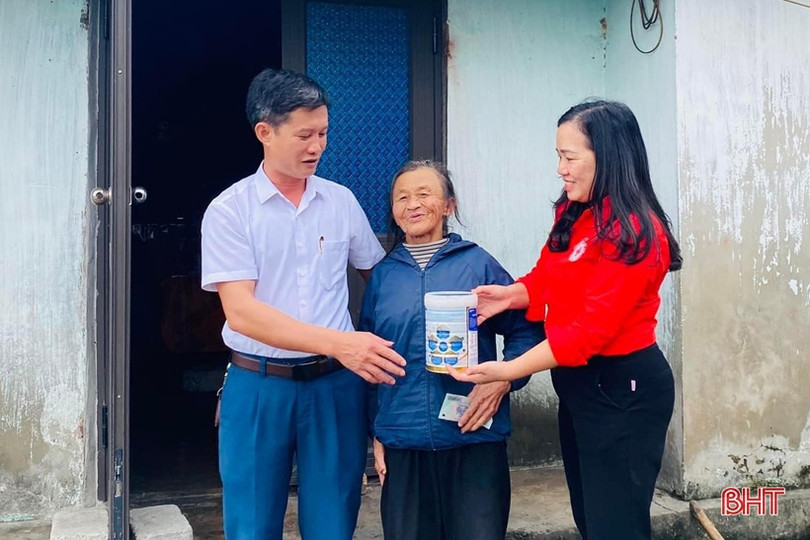 Tặng nhiều phần quà tết cho người có hoàn cảnh khó khăn