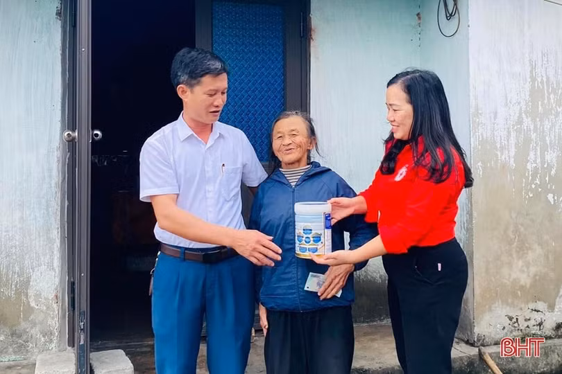 Tặng nhiều phần quà tết cho người có hoàn cảnh khó khăn