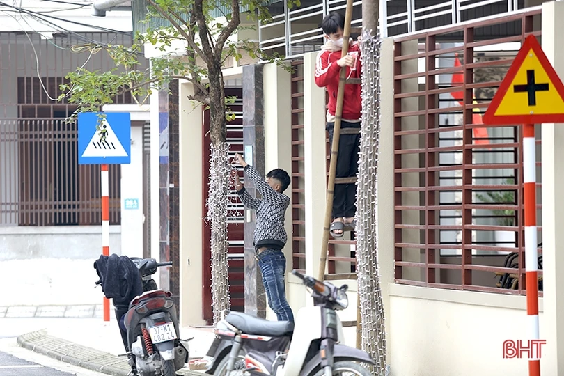 Thợ lắp đèn trang trí “đắt khách” dịp cận tết