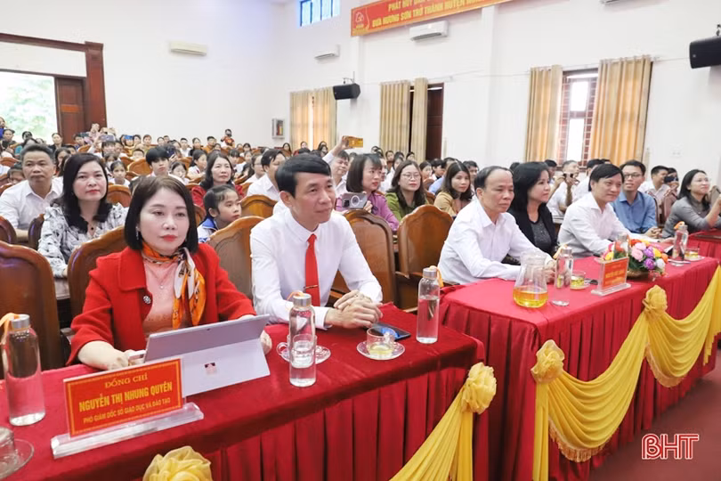 Trao giải Cuộc thi “Tìm hiểu thân thế sự nghiêp Đại danh y Hải Thượng Lãn Ông Lê Hữu Trác”