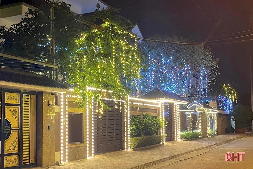 Thợ lắp đèn trang trí “đắt khách” dịp cận tết