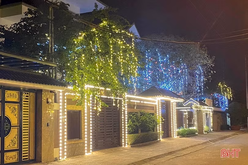 Thợ lắp đèn trang trí “đắt khách” dịp cận tết