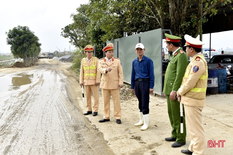 Không để tái diễn tình trạng cát rơi vãi nhiều trên QL 1 qua Hà Tĩnh