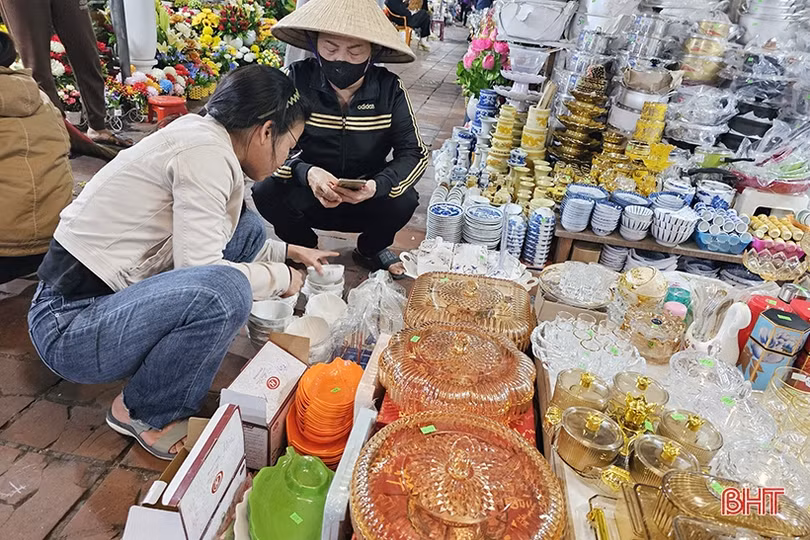 Buôn bán ế ẩm, tiểu thương chợ lớn nhất Hà Tĩnh dè dặt nhập hàng tết