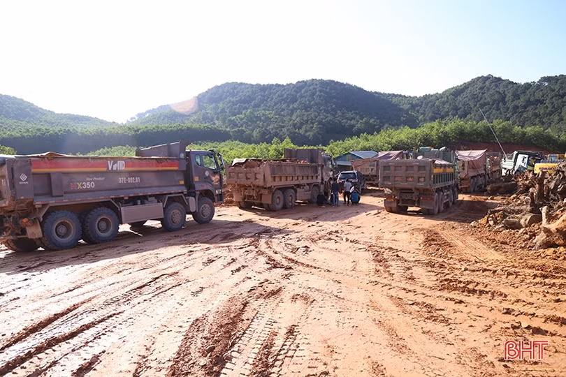 Hà Tĩnh tăng cường kiểm soát phương tiện vận chuyển vật liệu xây dựng 